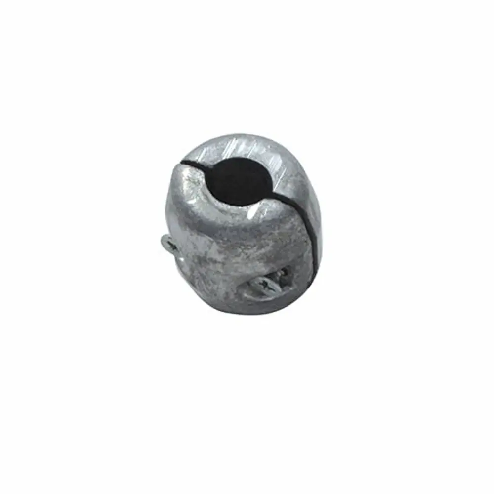 Bleigewicht in silberner Metalloptik, teilweise geöffnet, mit einer Führungsrille. Zubehörteil, möglicherweise von Kludi, zur Anwendung in Sanitäranlagen.